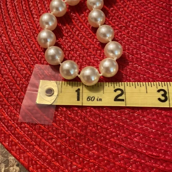 Beautiful large faux pearl necklace. - Picture 4 of 5